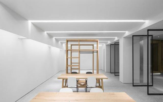 公裝行政人員在辦公室裝修施工現場的職責是什么？