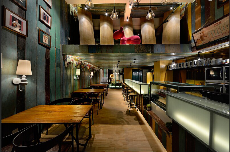 餐廳裝修是至關(guān)重要的,許多顧客消費(fèi)不單純就是來吃東西,有時(shí)候喜好一個(gè)良好的飲食環(huán)境。餐廳的裝修必須要有藝術(shù)創(chuàng)意風(fēng)格的講究這樣才能博人眼球吸引顧客,隨著著中國(guó)社會(huì)經(jīng)濟(jì)的高速發(fā)展,有部分中國(guó)人都越來越崇媚揚(yáng)外,藝術(shù)時(shí)尚風(fēng)格都偏向國(guó)外,什么西餐廳、壽司店、披薩店等等。在中國(guó)會(huì)有很多特色的西餐廳,不僅吸引外國(guó)客人,大多數(shù)還是吸引的中國(guó)客人,中國(guó)人喜歡這種對(duì)外國(guó)文化風(fēng)情的新鮮感,都想嘗試一下外國(guó)美食和文化。中國(guó)就有龐大的消防者群體,許多外國(guó)和中國(guó)投資者都開始了自己的創(chuàng)業(yè)之夢(mèng),特色餐廳現(xiàn)在也逐漸成為主流形式,餐廳的裝修需求也越來越多,下面華發(fā)小編帶您了解一下特色餐廳裝修要點(diǎn)。