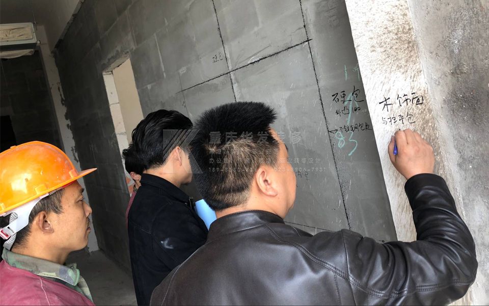 岳池酒店施工責(zé)任經(jīng)理李瑞華現(xiàn)場指導(dǎo)放線工程